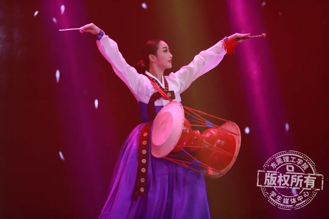 韩国牙山舞蹈团空降大礼堂今晚的莞工格外耀眼