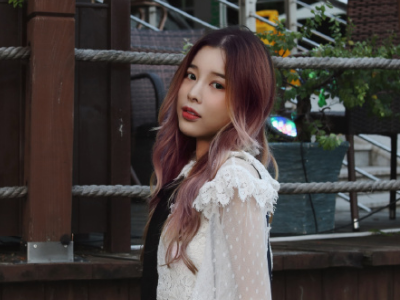 糖小幽身披fpx队旗的照片火了,但别小瞧,她远比想象中厉害!