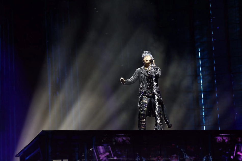 周杰伦办出道20年演唱会 弹钢琴秀古筝好有风范!