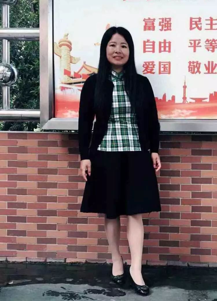 香车催发离人泪,十里梅花把手挥.返乡过年烟锁琼楼雾锁山,鸡鸣鸭叫