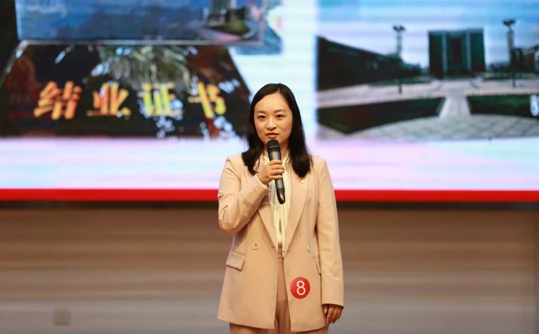 韦娜老师,主题:《我们和我们的祖国》."捧着一颗心来,不带半根草去".