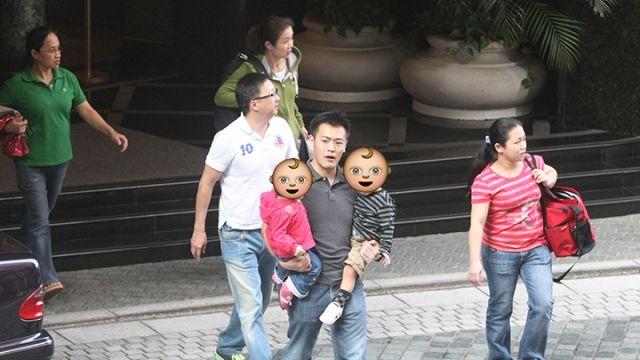 39岁长子罕见携龙凤胎出游无保镖随行,子女与甘比11岁长女同龄_刘鸣炜