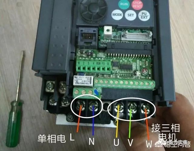 变频器能把220v的家用电变成380v工业用电吗?