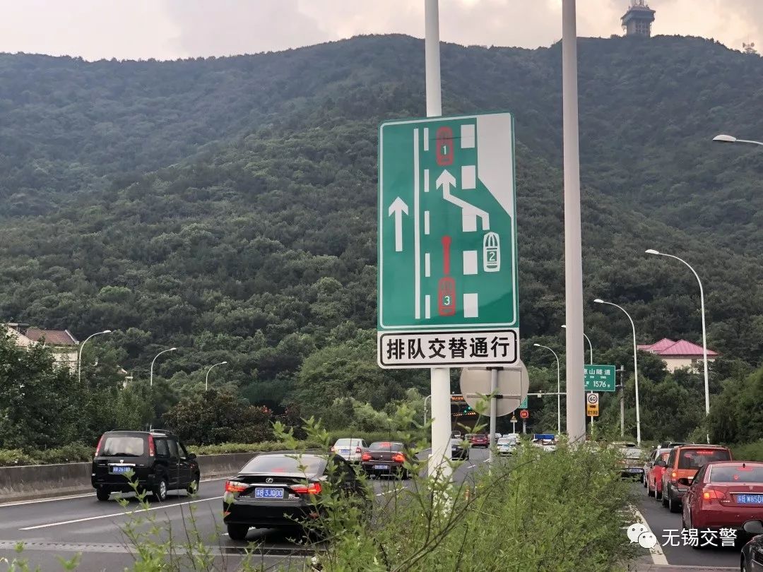 在进入匝道入口处前方,提前设置排队交替通行指示牌,引导需要并线汇入