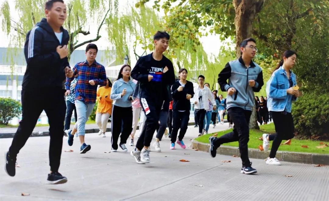 沪上27所高校的晨跑体锻大军其中是否有过你的身影