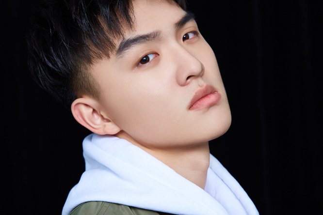 年轻实力演员郑伟明星植入,明星翻包合作流程