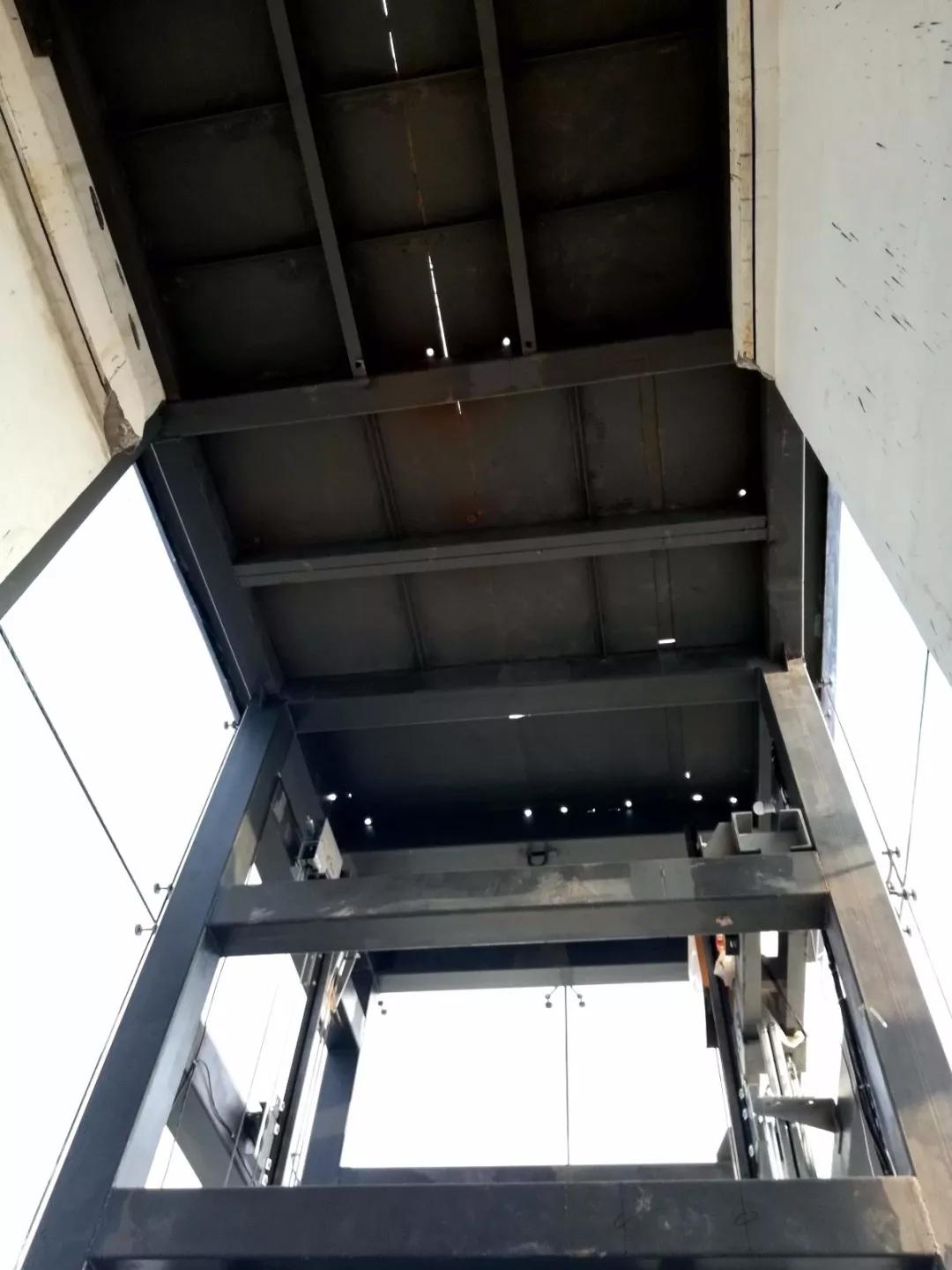 电梯井轿厢顶部换气装置二楼乘梯口,将要铺地面安装塑胶地板一楼乘梯