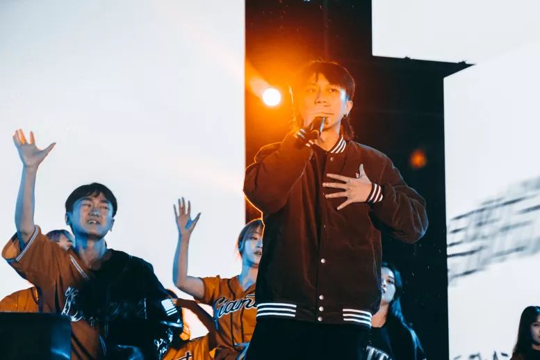 独白者热辣的街舞 正是移通学子的激情活力满堂开照曜 分座俨婵娟像是