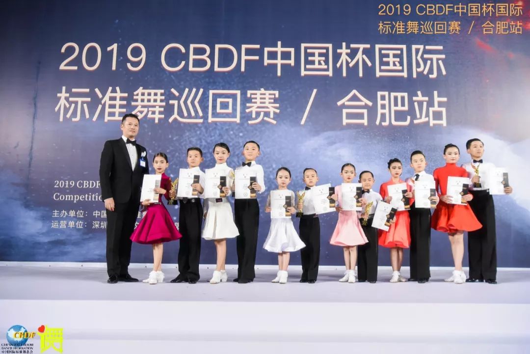 拉丁舞决赛名单(从左至右1-6名):蒋梓洋&陈欣怡,仇志宏&陈旭,向思雨&