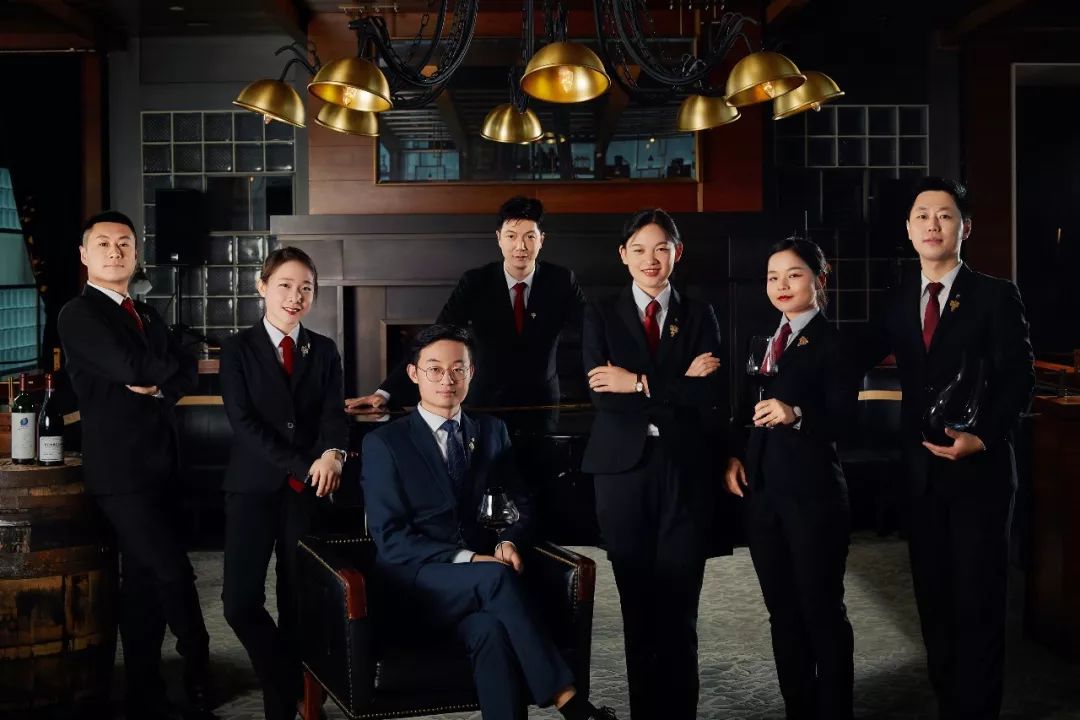 年轻的6人团队静安香格里拉大酒店侍酒师团队展现专业的风采