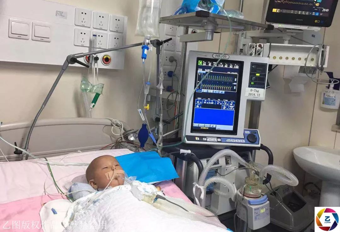 9个月大儿子在picu插满管子妈妈出租房抱着孩子衣服泪流满面