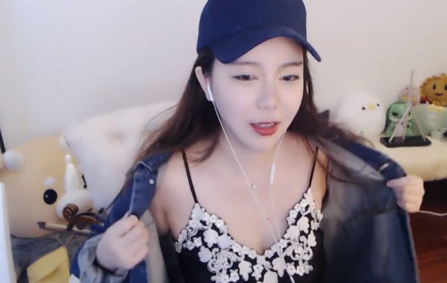 刘飞儿烈焰红唇直播当她下拉衣服的那一刻直播间瞬间爆炸