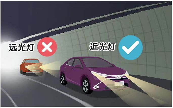 提前减速开灯一隧道行车,其危险系数远高于在普通道路上行车