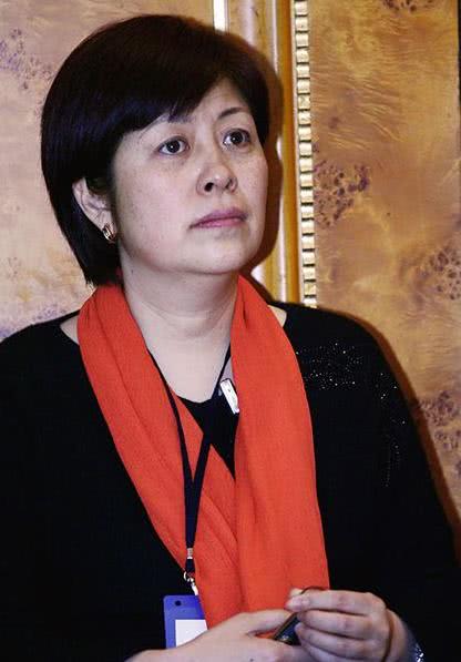 她被经纪人捧红,转身嫁给了经纪人的儿子,堪称人生赢家_王京花