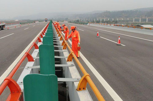 高速公路护栏喷漆流程图片