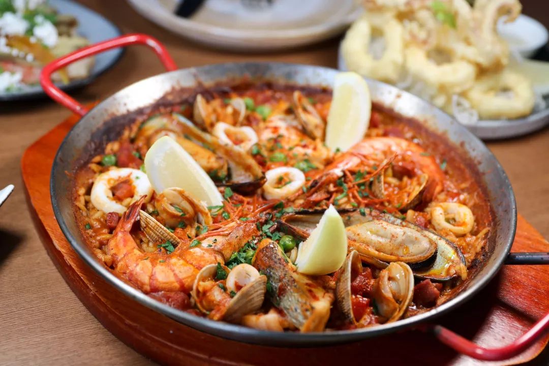 海鲜饭是西班牙菜系的经典代表作,是与法国蜗牛,意大利面齐名的西餐