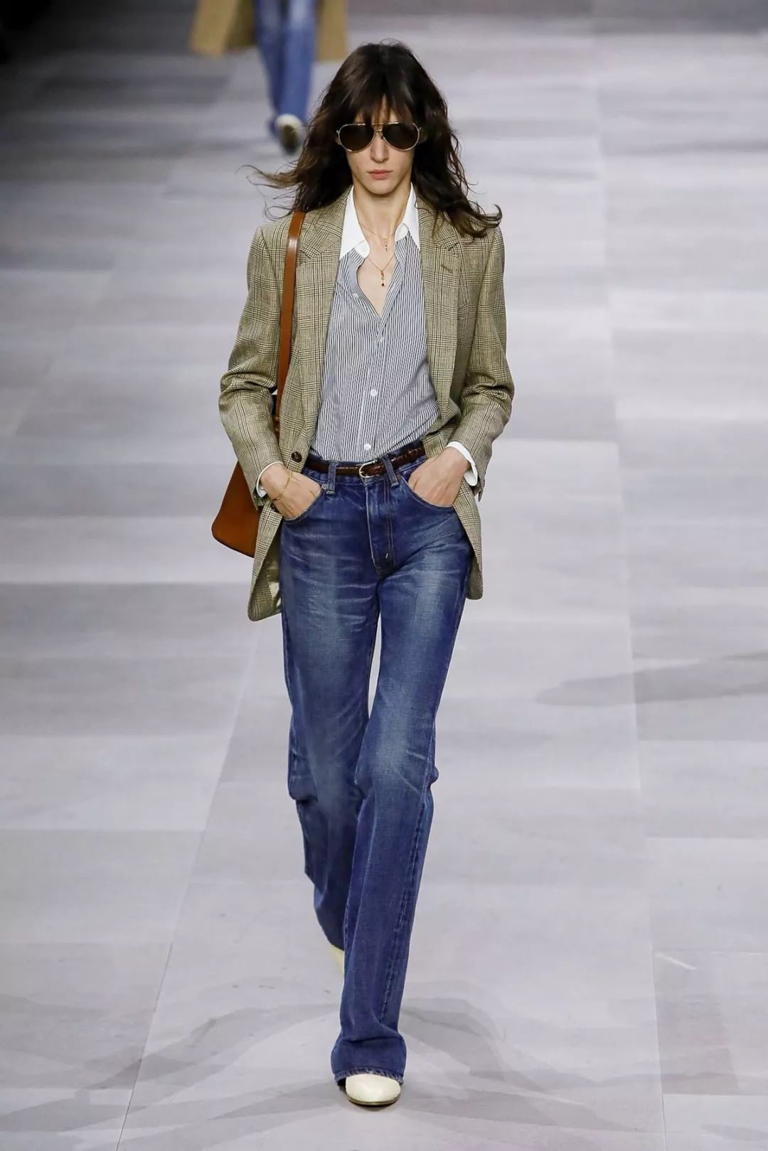 365天的衣橱中,所以穿一身牛仔再搭配一件剪裁良好的纯白blazer绝不会