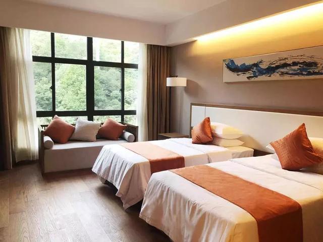 山林掩映,泉水粼粼 原木的家具,从衣橱,桌椅到柜子,茶几,干净且舒适