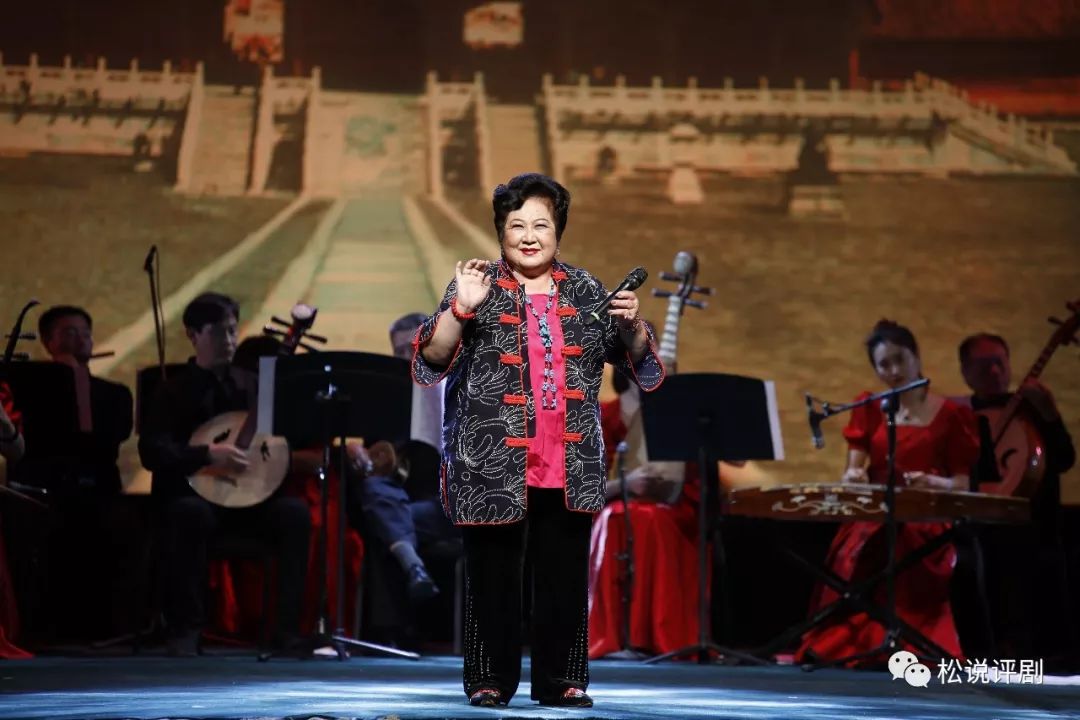 新(凤霞)派传人李红霞筱莲英老师上台后,先是一个踉跄,给台下的观众和