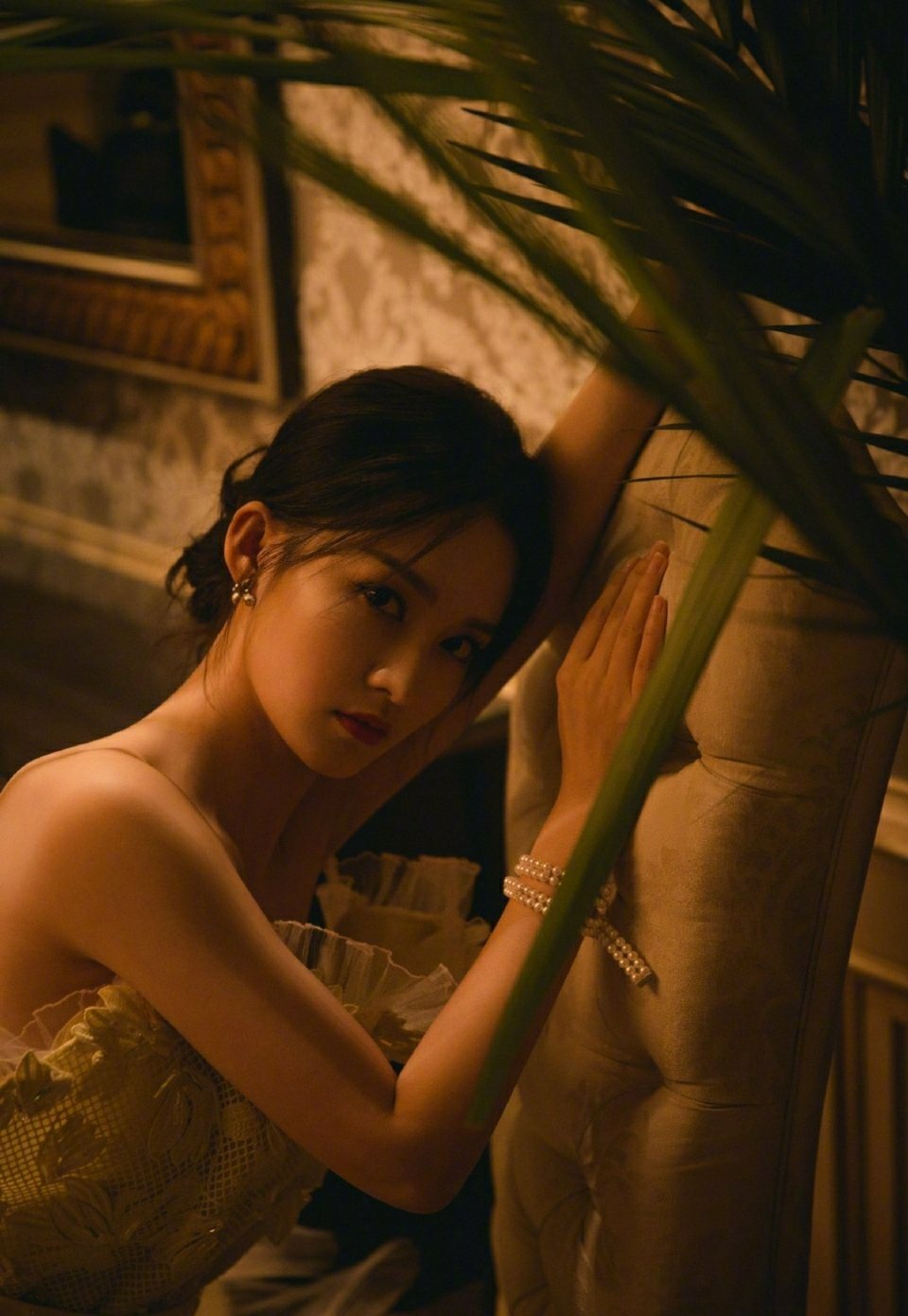 李沁穿黄色轻纱裙出席东京电影节,气质独特!