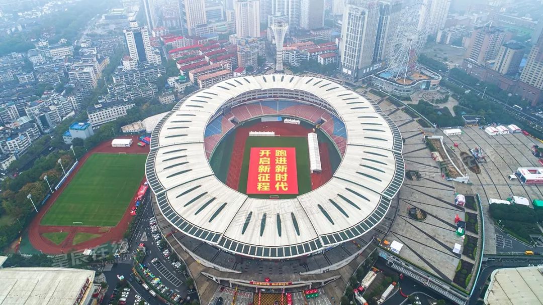 长沙国际马拉松的赛场上,湖南国庆彩车"潇湘今朝"现身起点贺龙体育