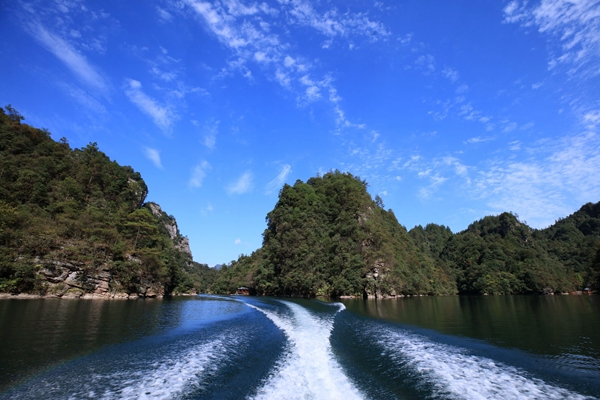 張家界寶峰湖景區藍天碧水蕩秋波