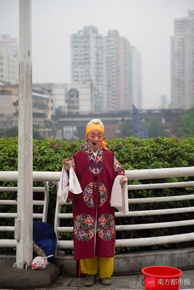河南人老赵广州街头卖艺生涯:"我觉得我不是骗子.