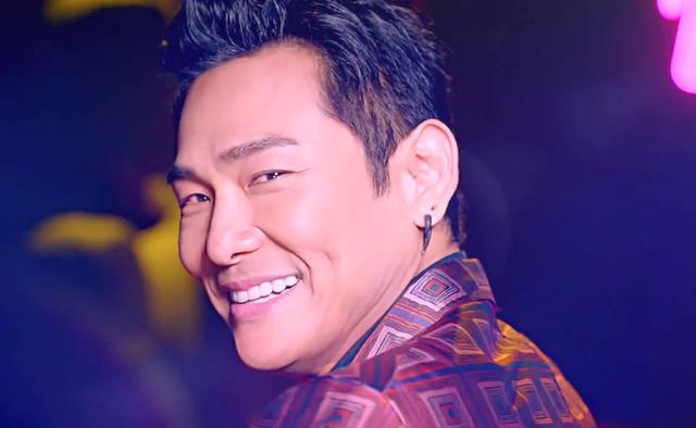 57岁杜德伟与老婆逛街,二人亲密无间,年龄相差24岁却浪漫不断