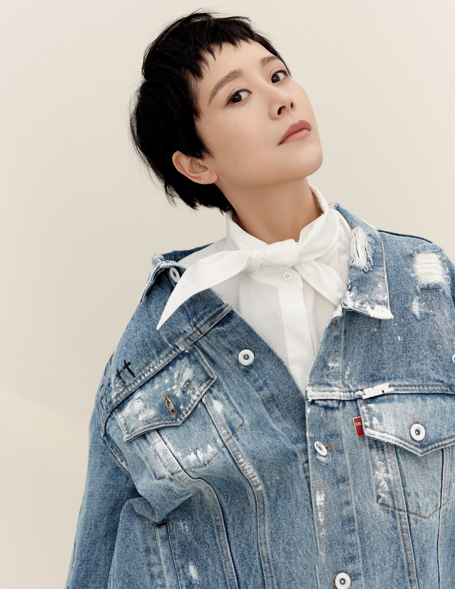 42岁海清极具干练气质,玫红色西装穿出女王范,女强人气场全开