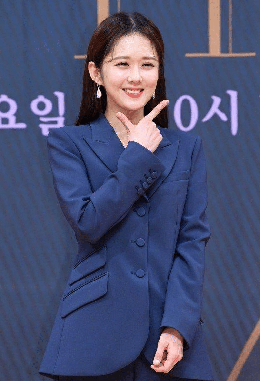 "刁蛮公主"张娜拉不显老,龙须刘海搭西装,38岁依旧有少女感