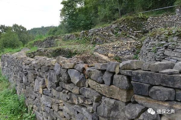 院落的墙垣,寨中的通道,田间的堡坎也都用石头修筑,家中的用具,如碓