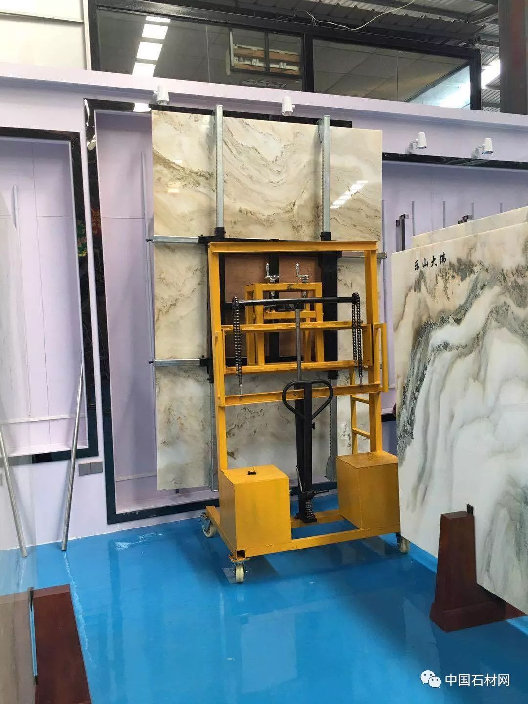 还在为上墙烦恼吗鑫牛牌液压转板上墙神器来了