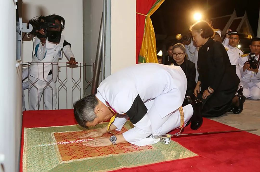 泰国的跪拜礼仪由来已久,玛哈·哇集拉隆功国王现在是被泰国民众拜的