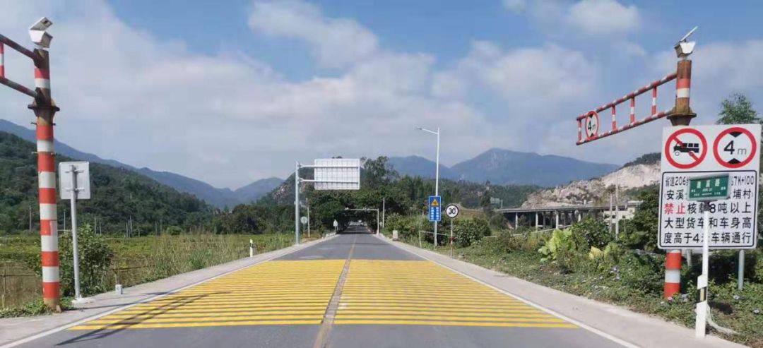刷新省道217线云埔村段震荡横向减速标线, 为交通出行再上一把"安全锁