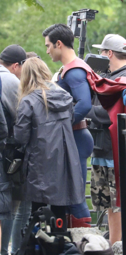 "所以厕所台明年的剧:超人,超女,蝙蝠女,闪电,明日传奇,绿箭与金丝雀