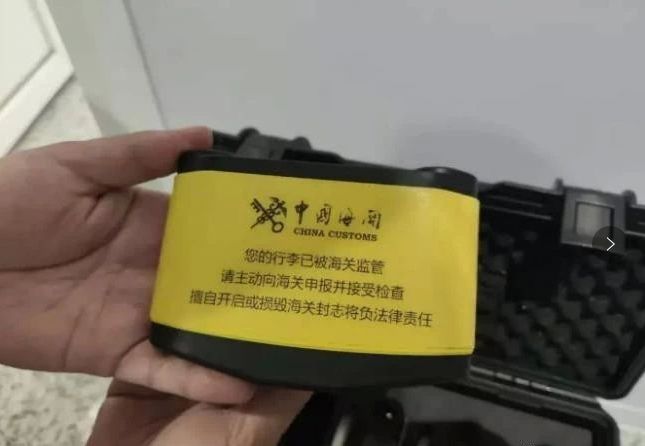 中国海关新出黑科技!华人回国,刚下飞机行李就被锁,还贴上小黄条!