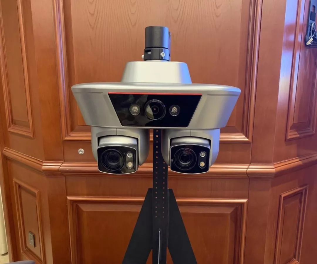 复眼型摄像机有意思的是,旗舰版复眼摄像机有两个对应的球机,十字路口