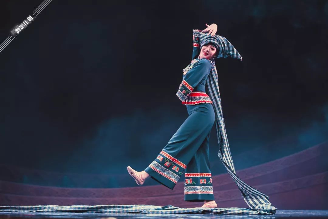 舞影图集西南少数民族民间舞蹈原创作品展演