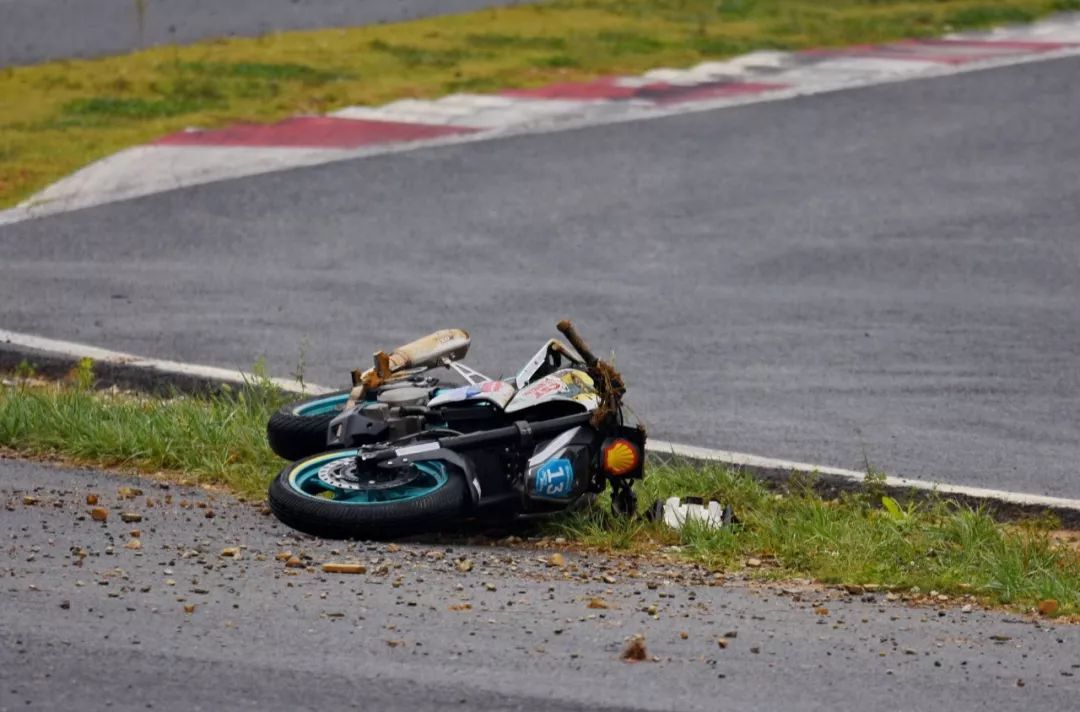 正新轮胎杯公路摩托车挑战赛贵阳站春风组摔车集