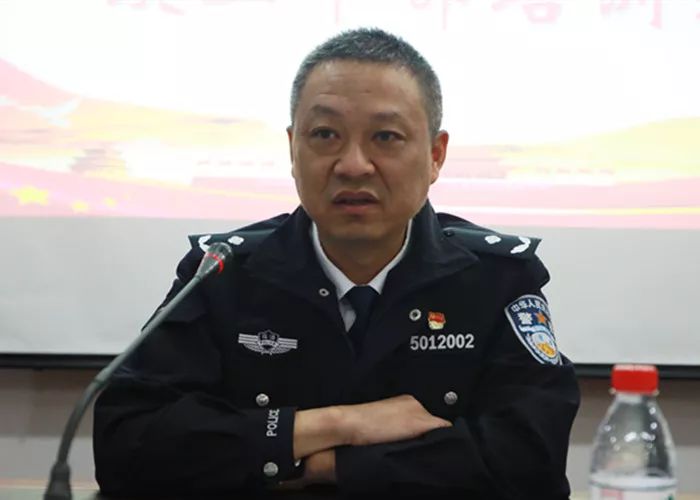 培训会上,渝都监狱党委书记,监狱长黄翰对近段时间以来渝都监狱民警