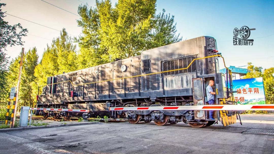 铁影安太堡煤矿的u33c型遥控内燃机车