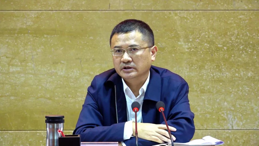 赵璞说,彭清华书记专程到高滩园区调研,为高滩园区未来发展把脉定向.