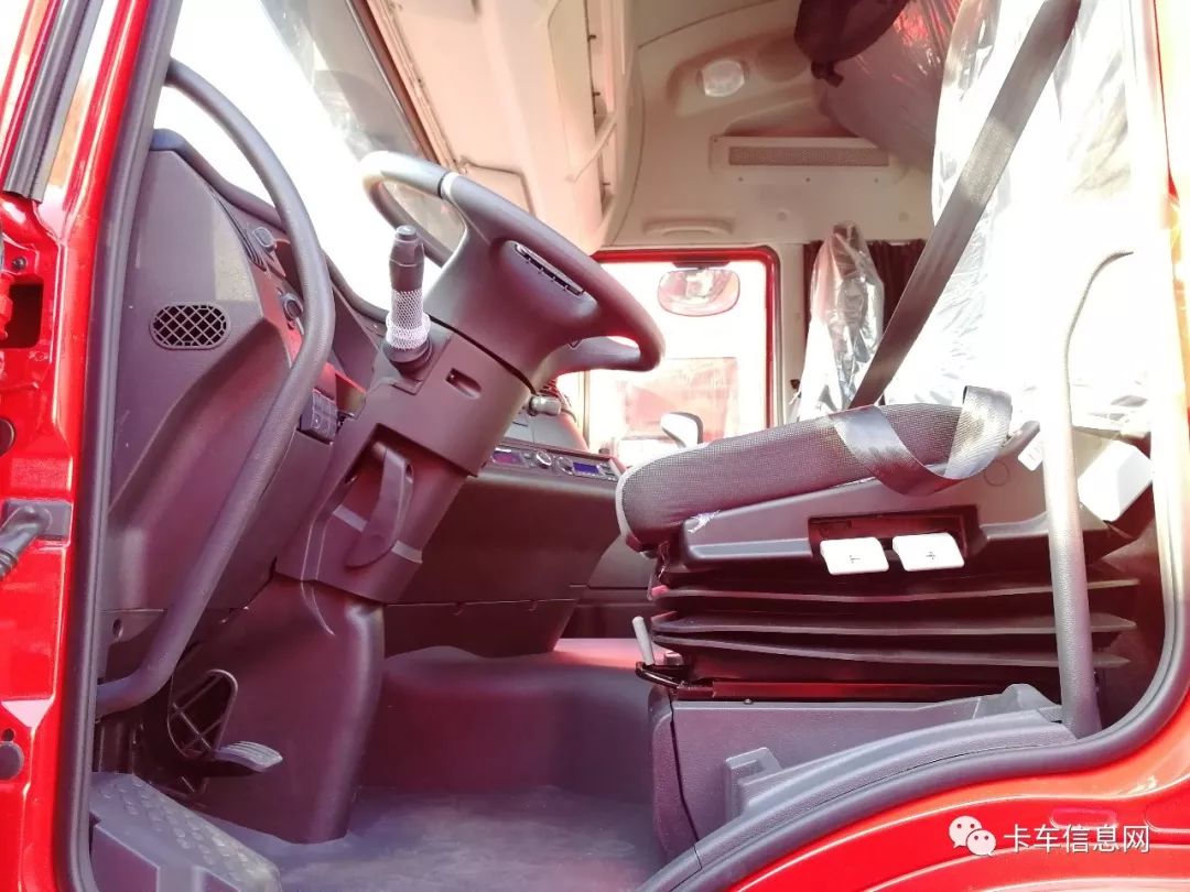 在舒适性方面,上汽红岩驾驶室采用四点气囊悬浮低地板设计,主驾驶配备