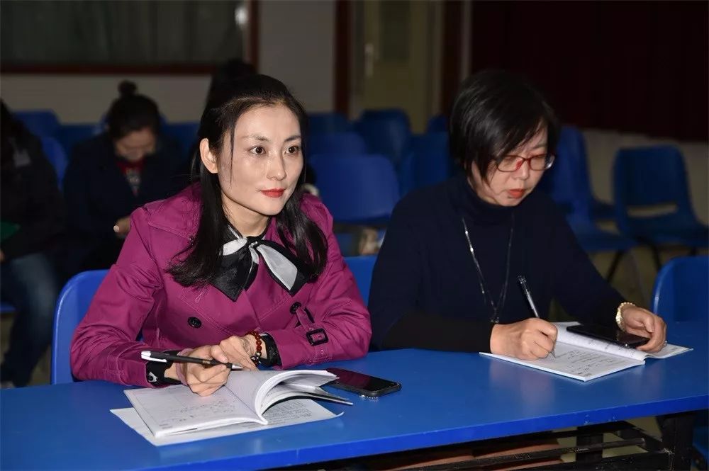 课后,张主任与丁老师及三年级组展开进一步研讨,对年级组呈现的绘本