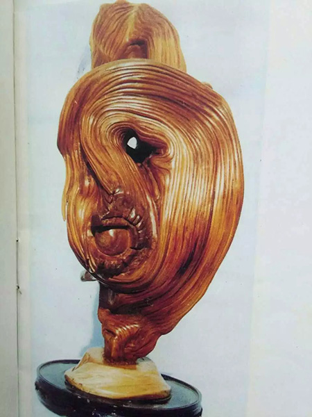 因此,现代根雕艺术与新载体,新材料,新的文化符号的同构,是顺理成章的