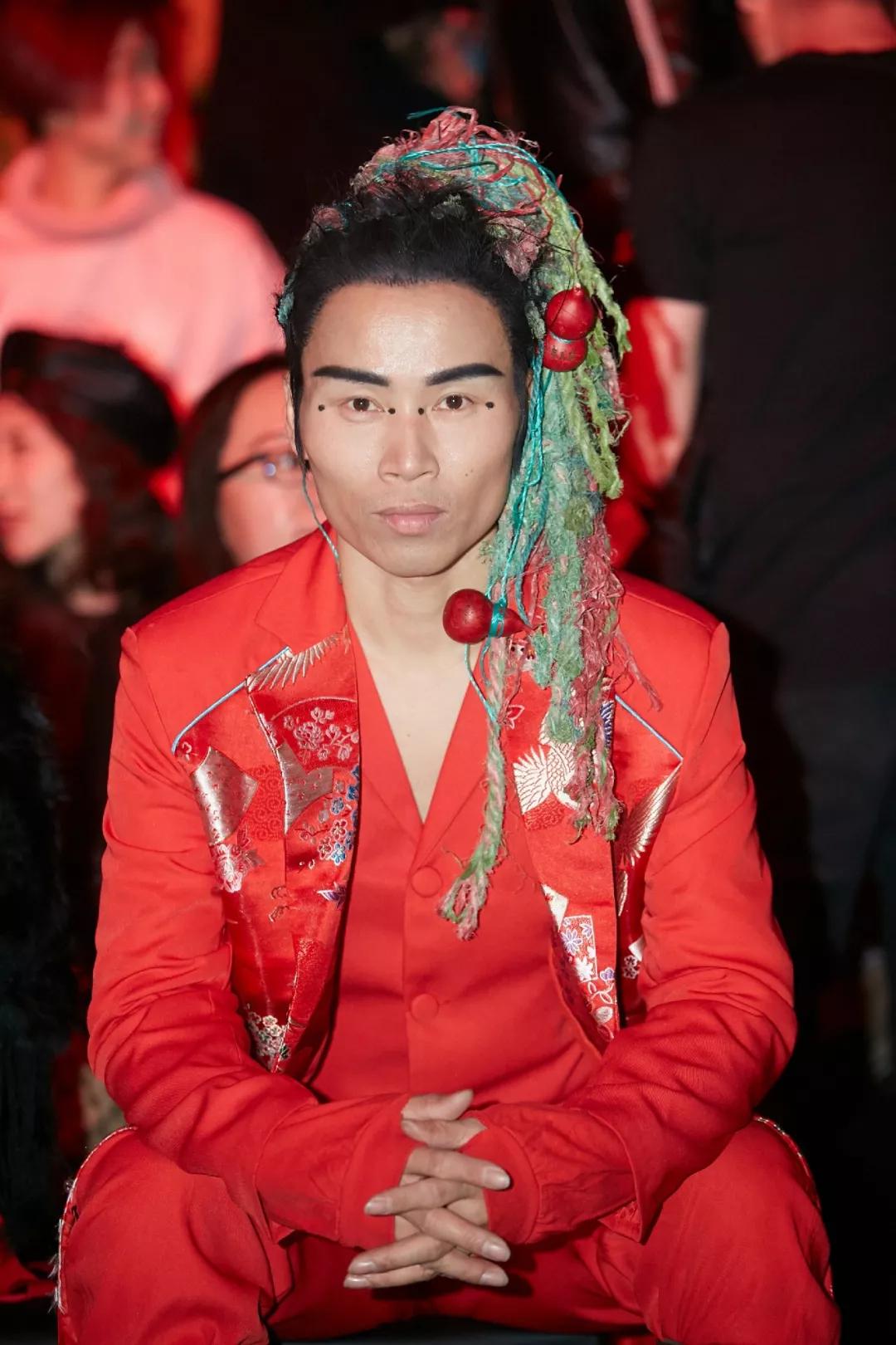 艺术家万云峰受邀看郝为民京梦大秀