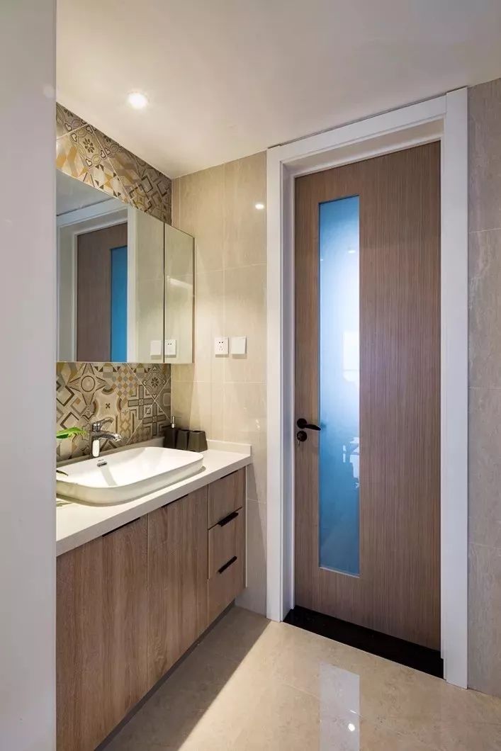 一种比较美观和谐的搭配,比如房间门选择木色的时候,卫生间门也是推荐