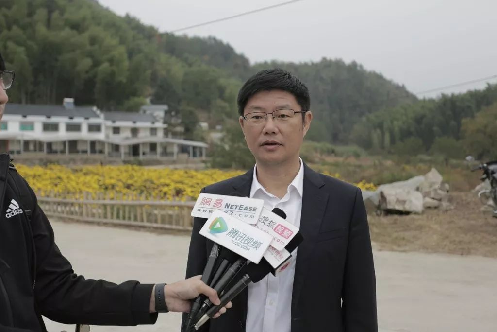 市委书记张劲松,市长梅耐雪出席论坛,对各位专家给予潜山的真知灼见