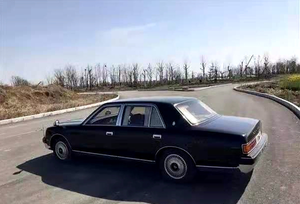 丰田金凤凰世纪轿车搭载v12动力素有劳斯莱斯之称