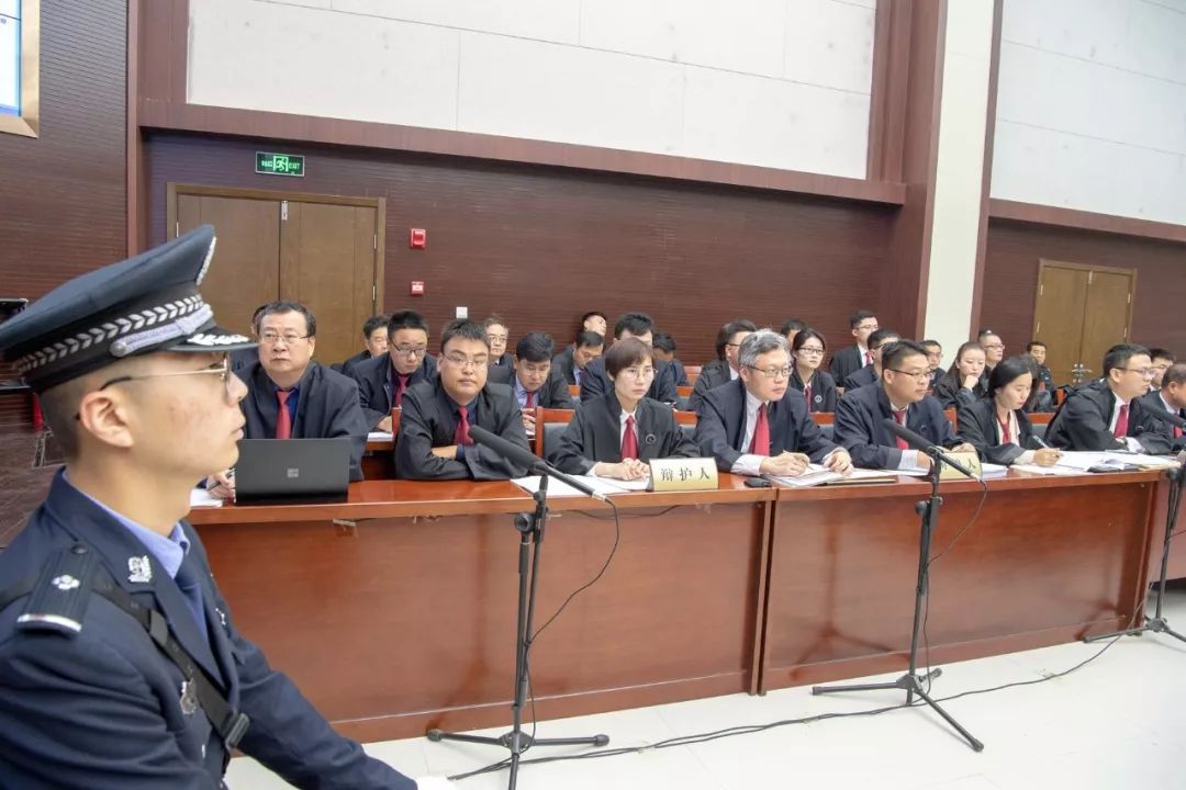 菏泽一强势黑势力收徒弟80余人,贩毒,开赌场,曾称霸一方.现开庭审理